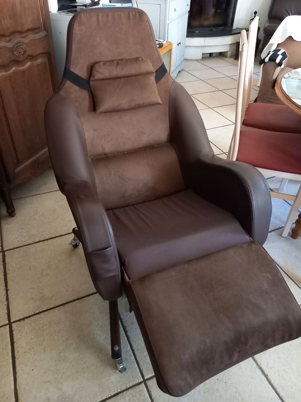 fauteuil m&eacute;dicalis&eacute; &agrave; roulettes pour personne avec handicap Meubles