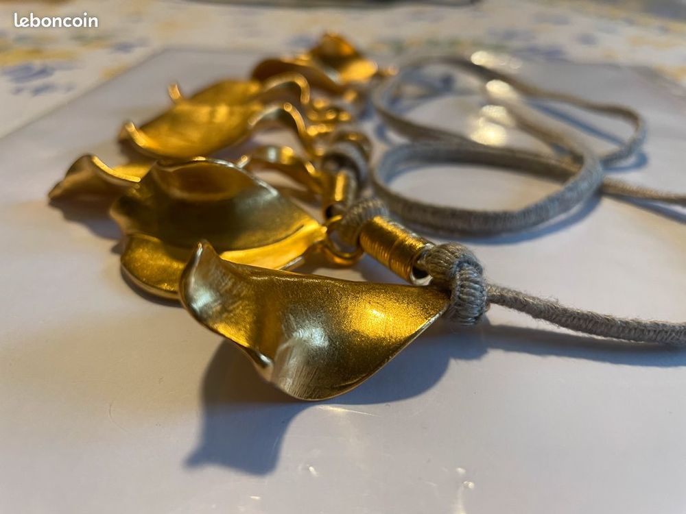 Collier souple feuilles dor&eacute;es sur lacet beige ANTIGONA Bijoux et montres