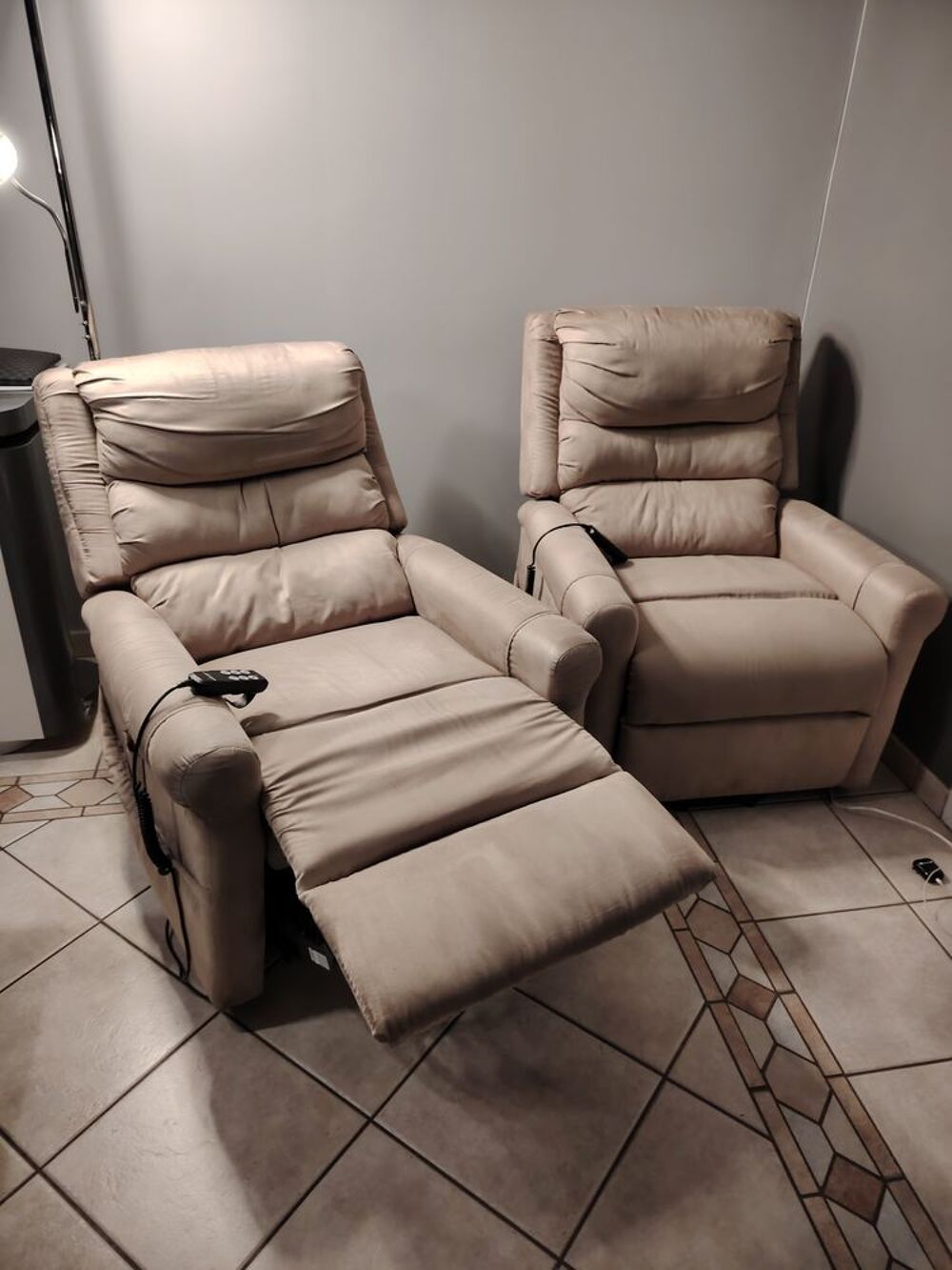 Deux fauteuils releveurs Meubles
