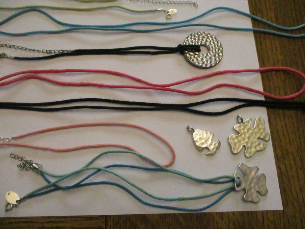 diff&eacute;rents cordons et sujets, bleus, noir, rose et belge Bijoux et montres