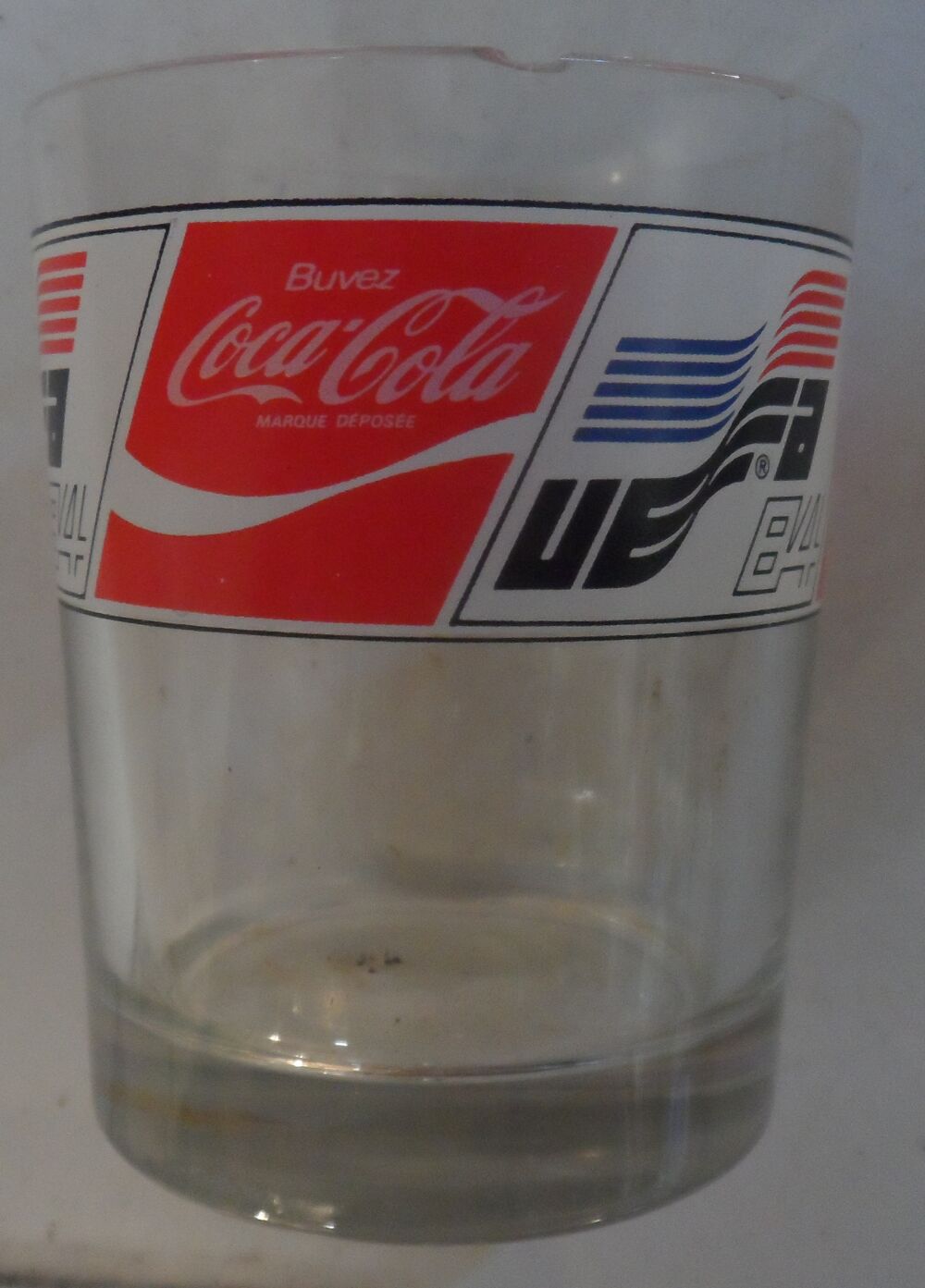 Verre Coca Cola (collector) qui a une &eacute;br&eacute;chure sur le col Cuisine