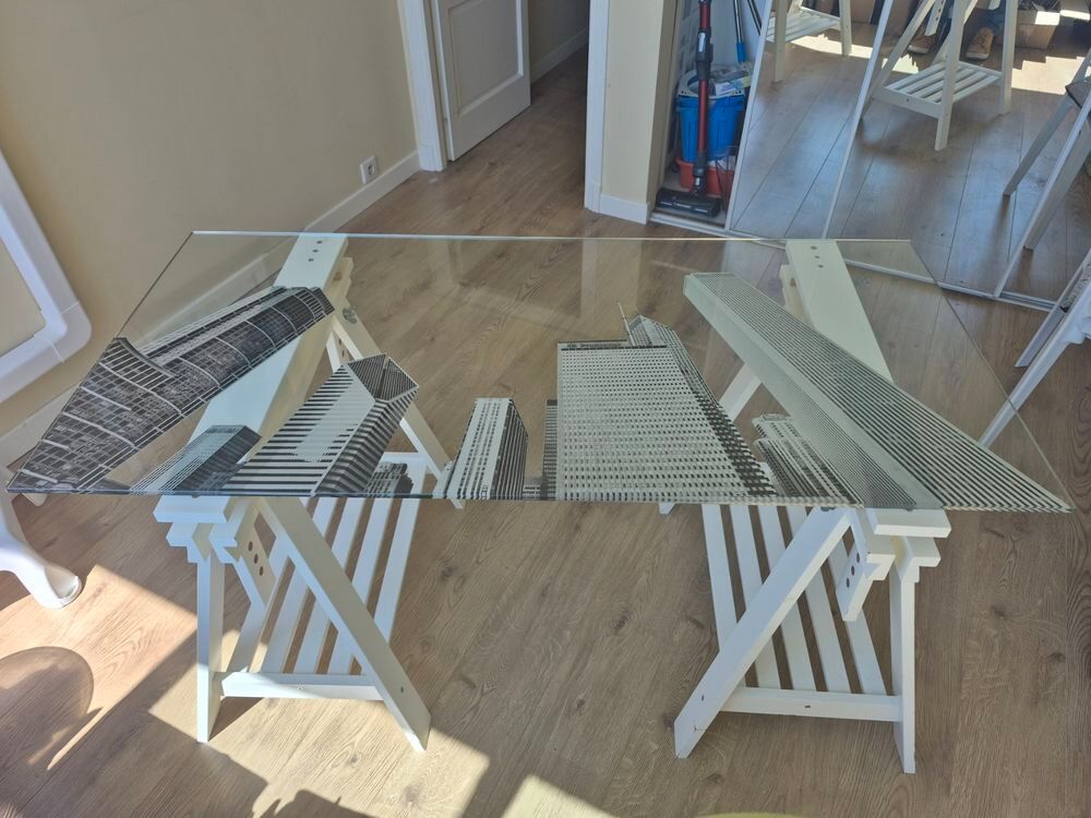 ce bureau en verre avec structure en &eacute;triers blancs Meubles