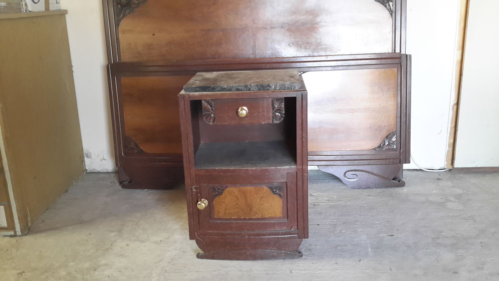 Lit ann&eacute;e 1950 en bois + 1 chevet dessus marbre
Literie 140 Meubles