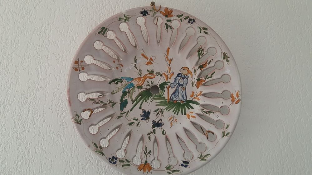 Assiette en fa&iuml;ence de MOUSTIERS Décoration