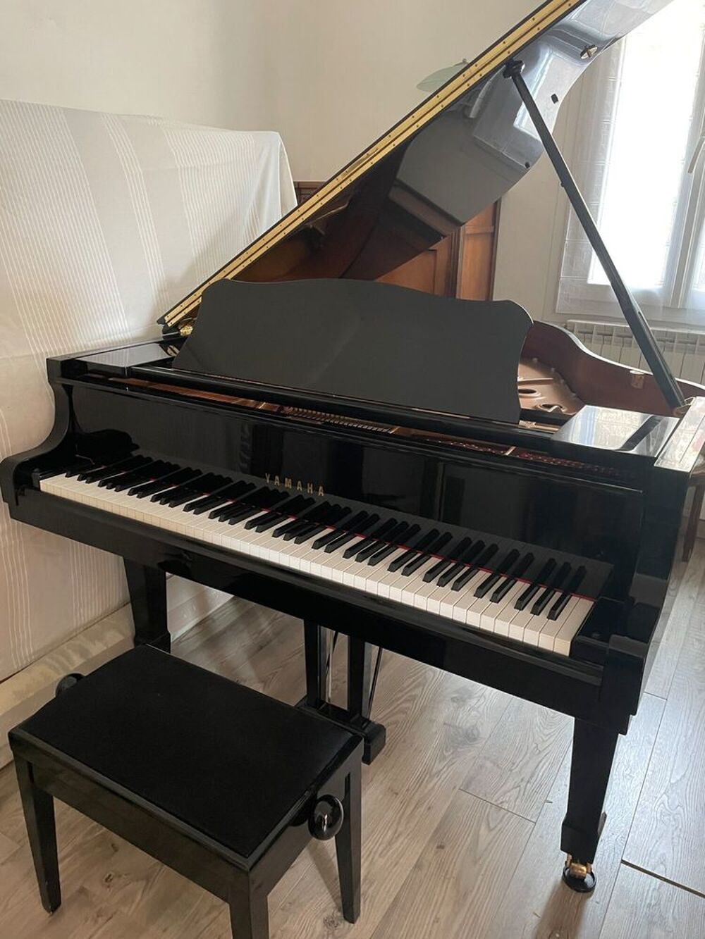 Piano YAMAHA C1 . Instruments de musique