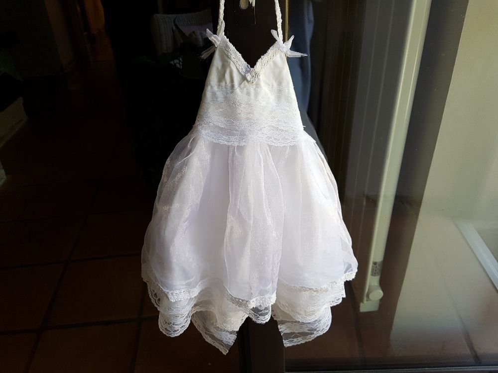Robe blanche en dentelles pouvant servir pour une c&eacute;r&eacute;monie Vêtements enfants