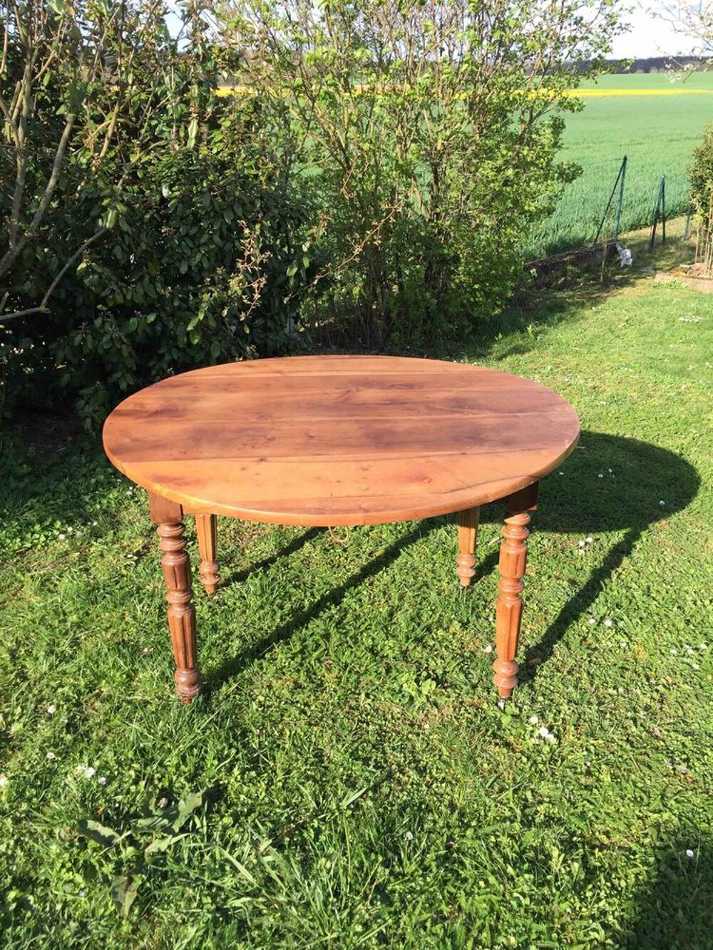 Table ronde &agrave; volets en noyer massif 4/6 couverts
Meubles
