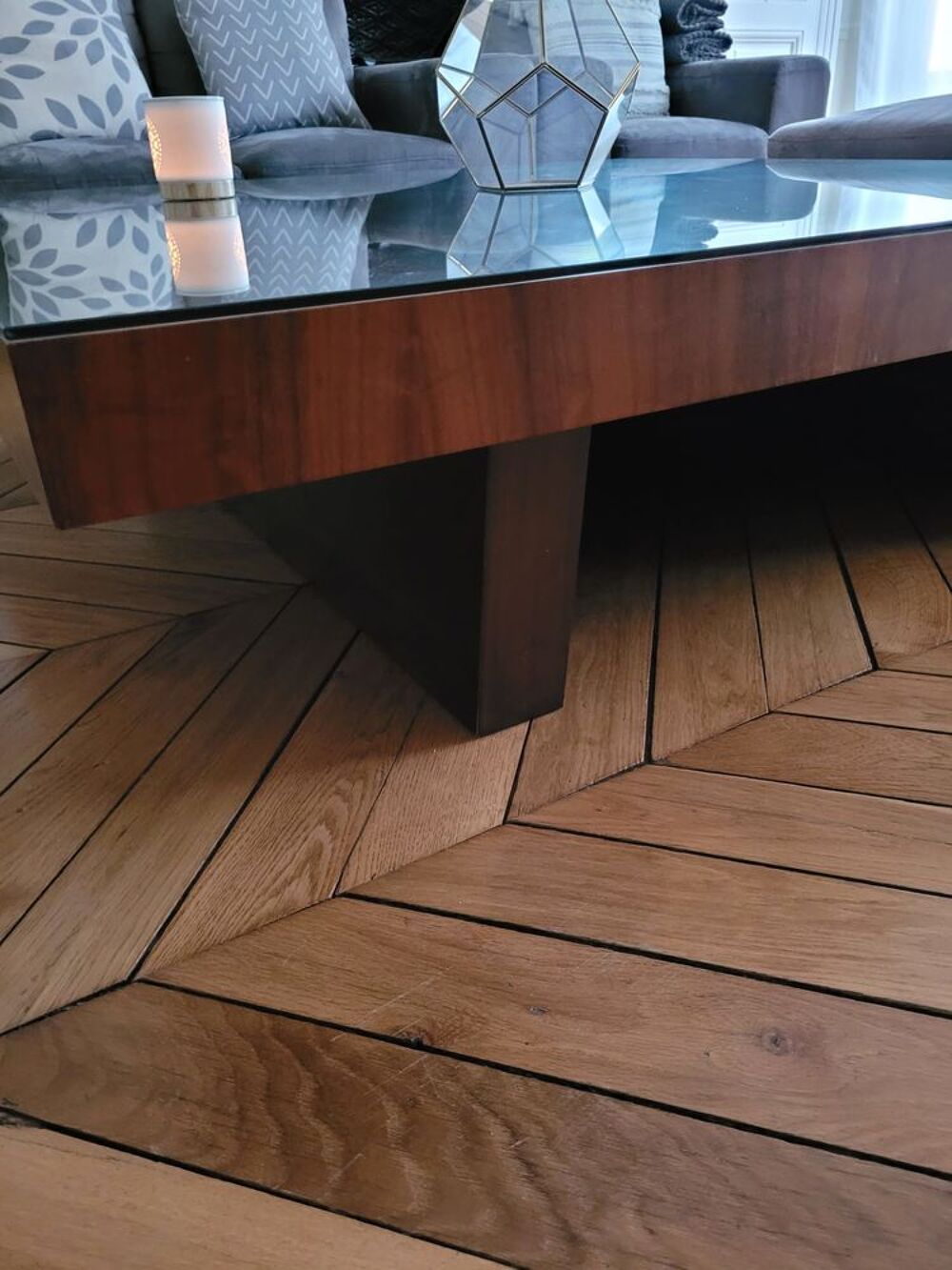 Table carr&eacute;e en bon &eacute;tat. Dimensions : 1,40 m x 1,40 m x 0,3 Meubles