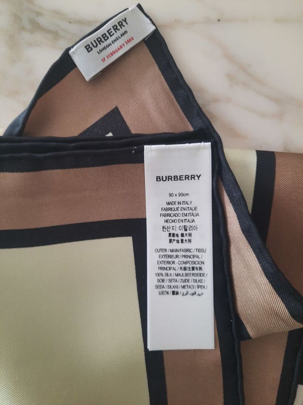 Burberry London England - Foulard 100% Soie Vêtements