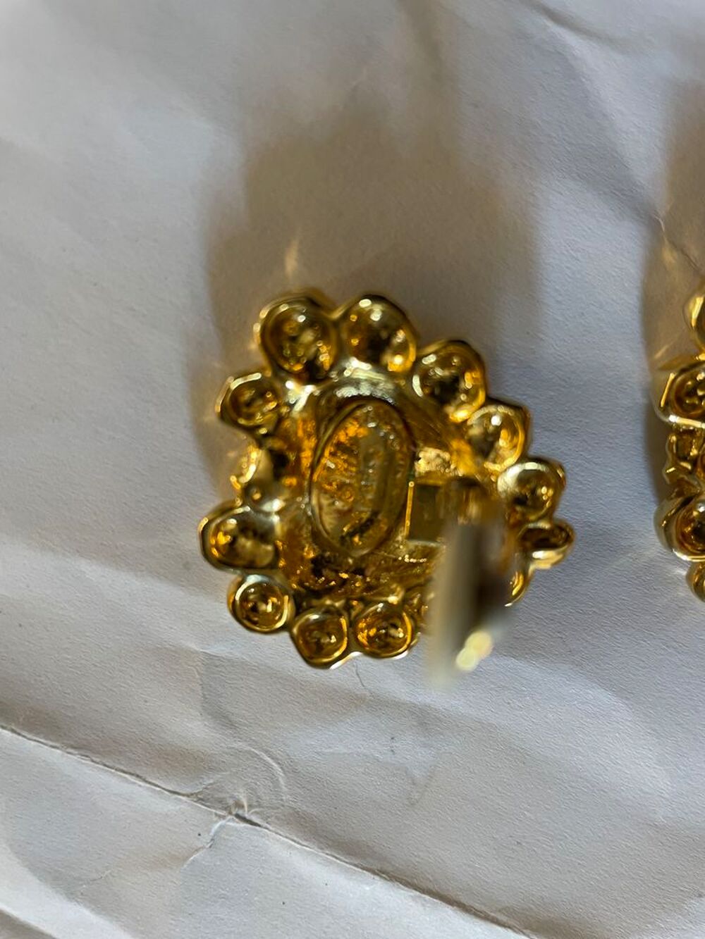 BO Clip dor&eacute;e Coeur facette perl&eacute;e Christian LACROIX Bijoux et montres