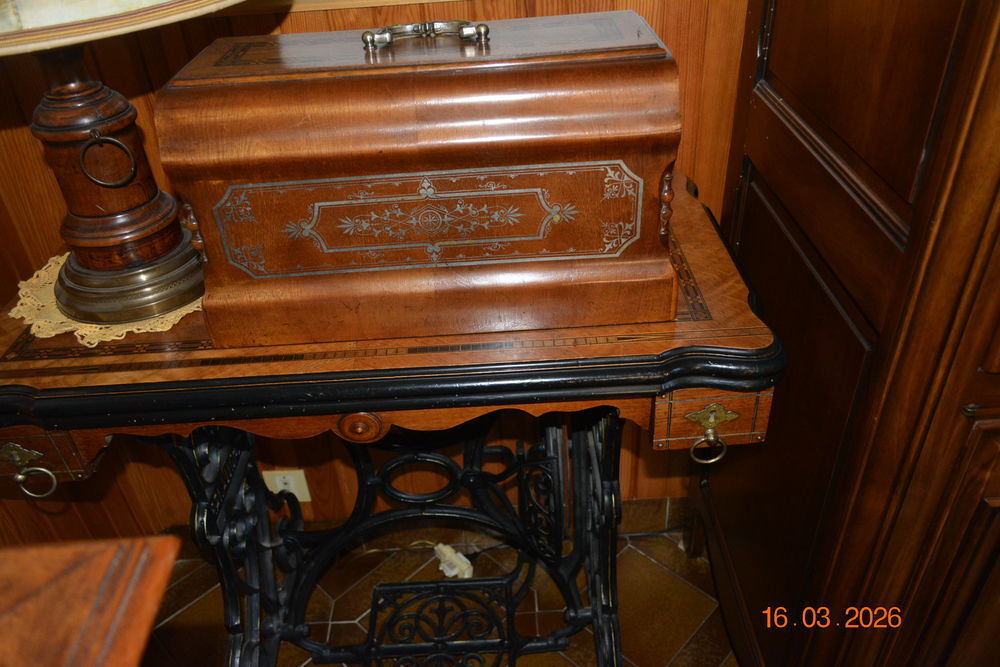 machine &agrave; coudre (collection) Meubles