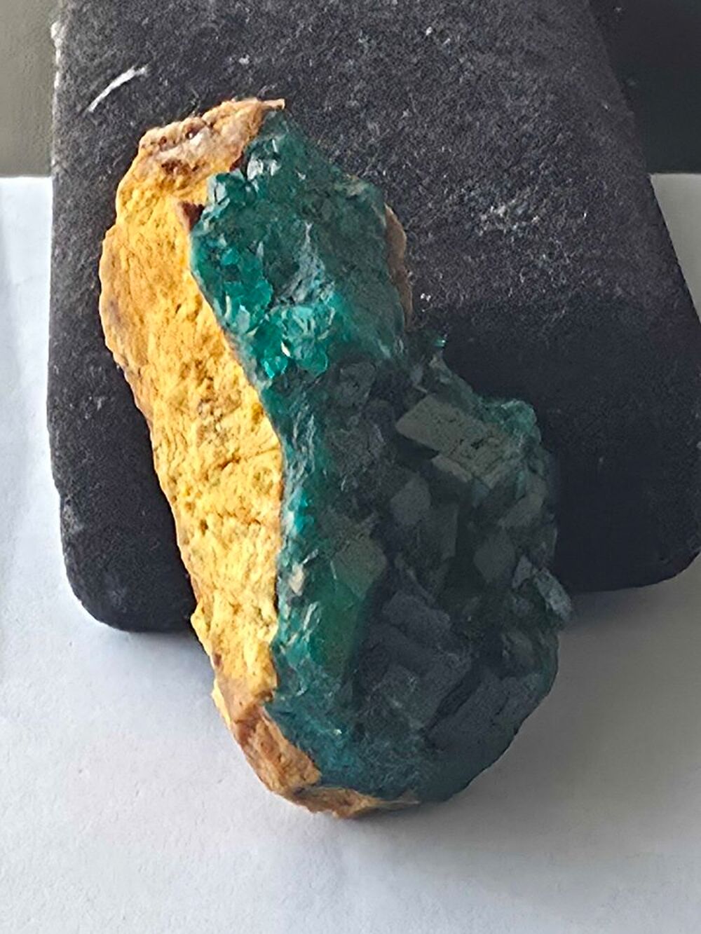 V&eacute;ritable Dioptase brute sur sa gangue naturelle-Congo, 40g 