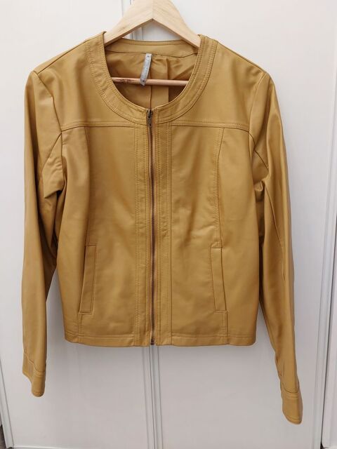 Plusieurs blousons courts, robes. Taille 44.  10 P�rouges (01)