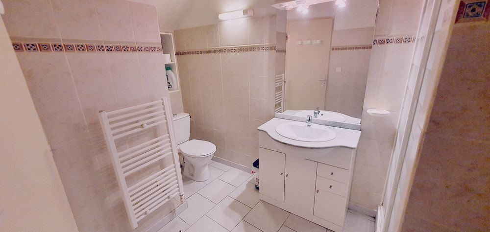   10 m de Nîmes Studio 30 m²- 680 TTC - 1 à 2 mois Vacances  / Offres de location 