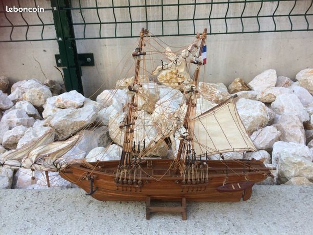 MAQUETTE Bateau " Goelette " de Pr&eacute;sentation avec support 
