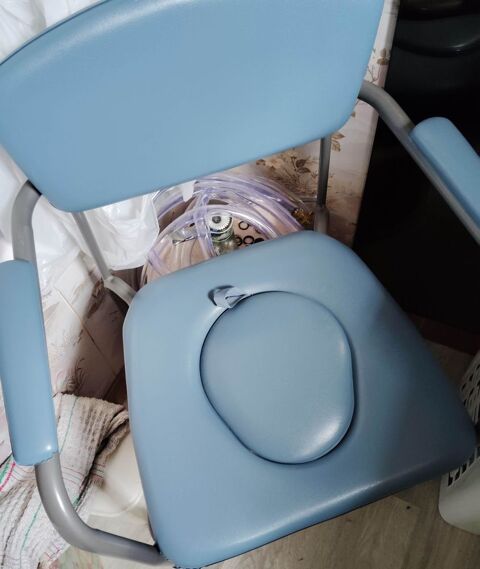 chaise per��e neuve, jamais utilis�e. armature m�tallique. 25 Pontoise (95)