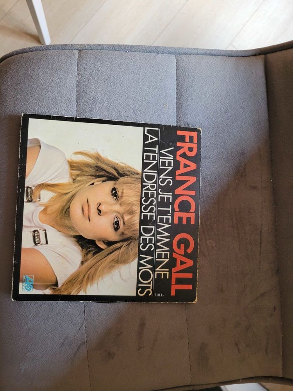 un disque vinyl 45 tours CD et vinyles