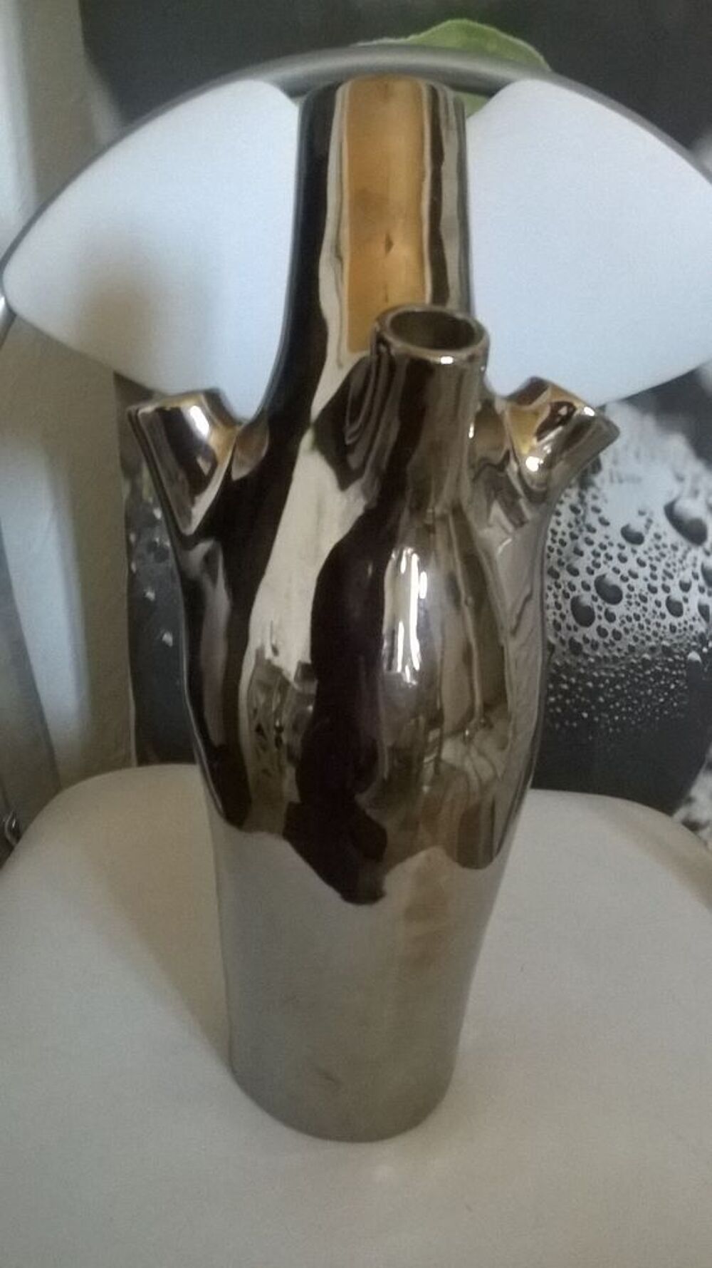 Grand vase argente Design
4 fleurs
Tampons antid&eacute;rapants
Décoration