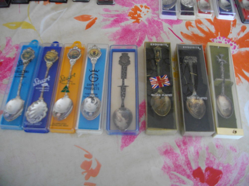 Lot de 49 petites cuill&egrave;res de collection 