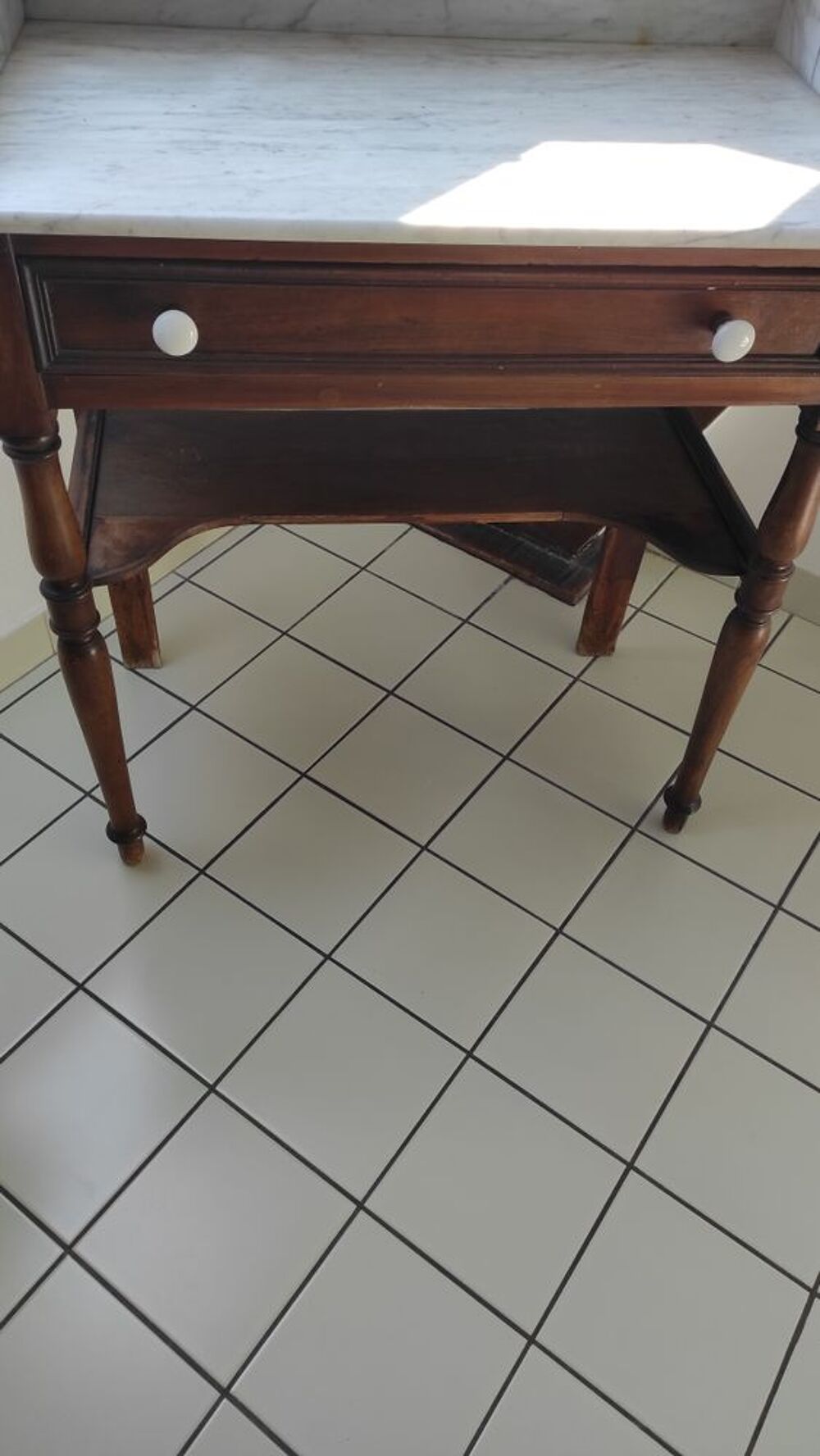 table de chevet en merisier et marbre Meubles