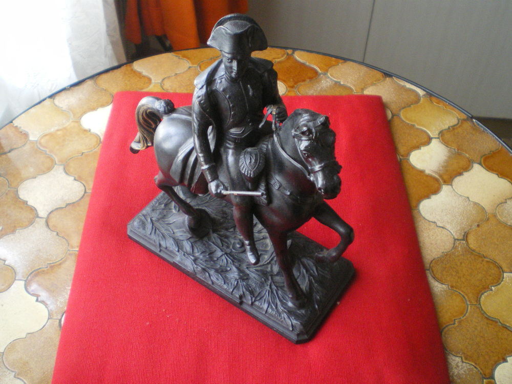 Statue de Napol&eacute;on &agrave; cheval. 