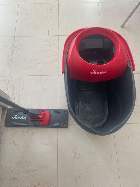 Balai + sceau + serpillire 35 Montpellier (34)