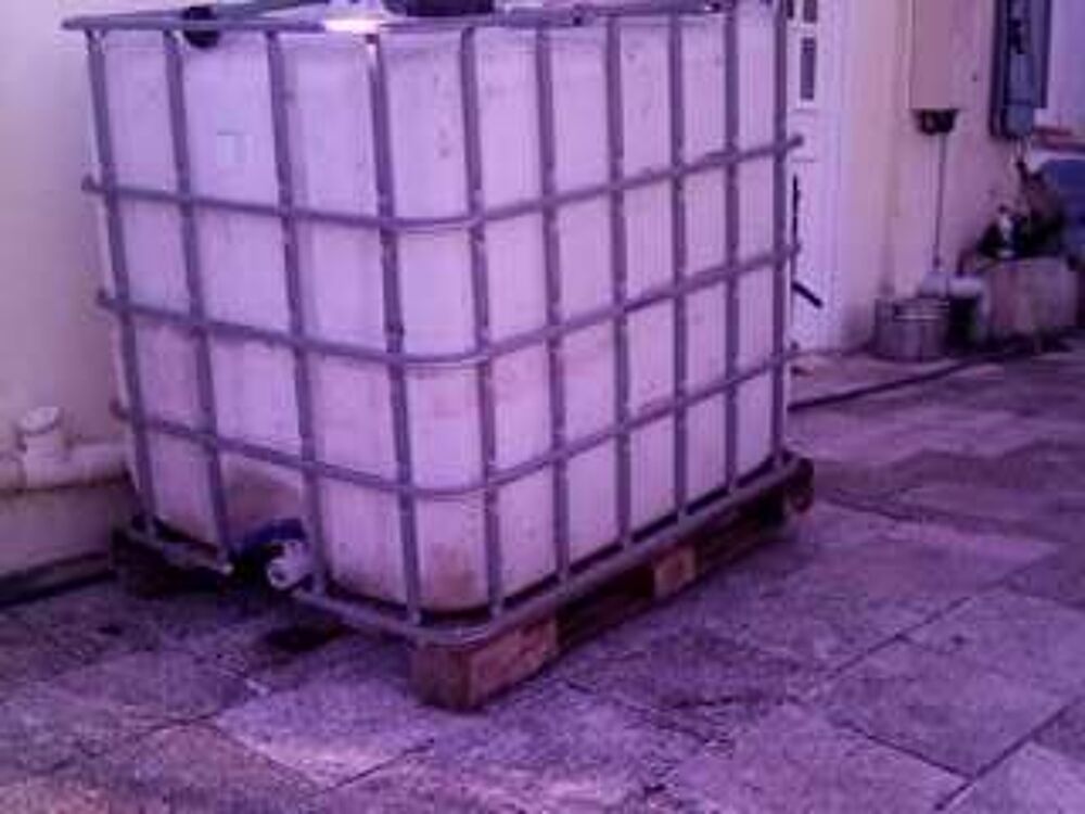 citerne 1000litres il y en &agrave; deux 
Jardin