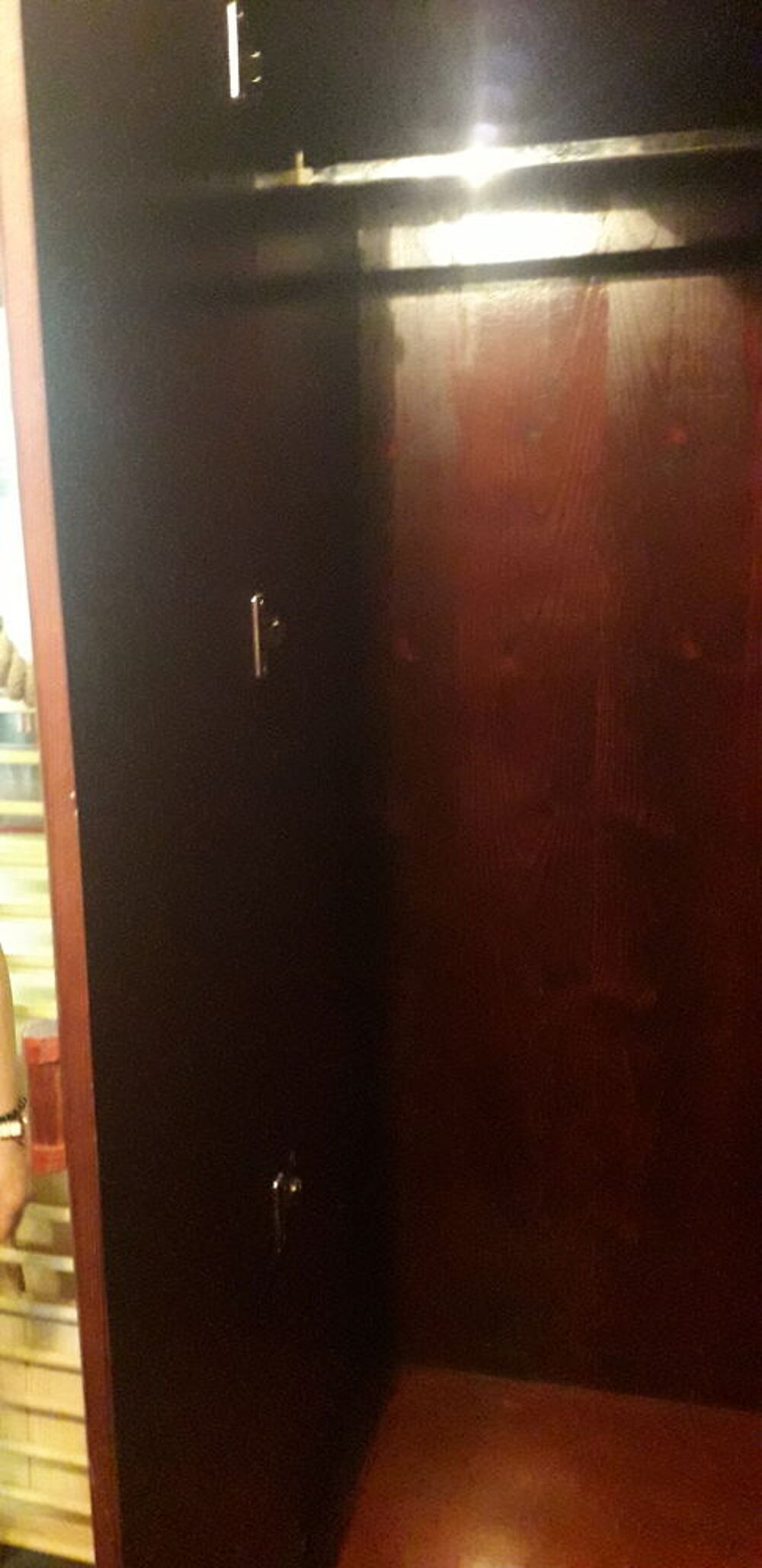 Armoire en bois massif bordeaux Meubles