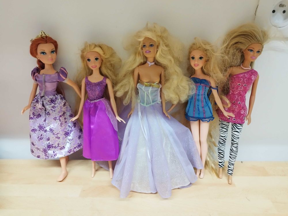 Lot de 5 poup&eacute;es Barbie Jeux / jouets