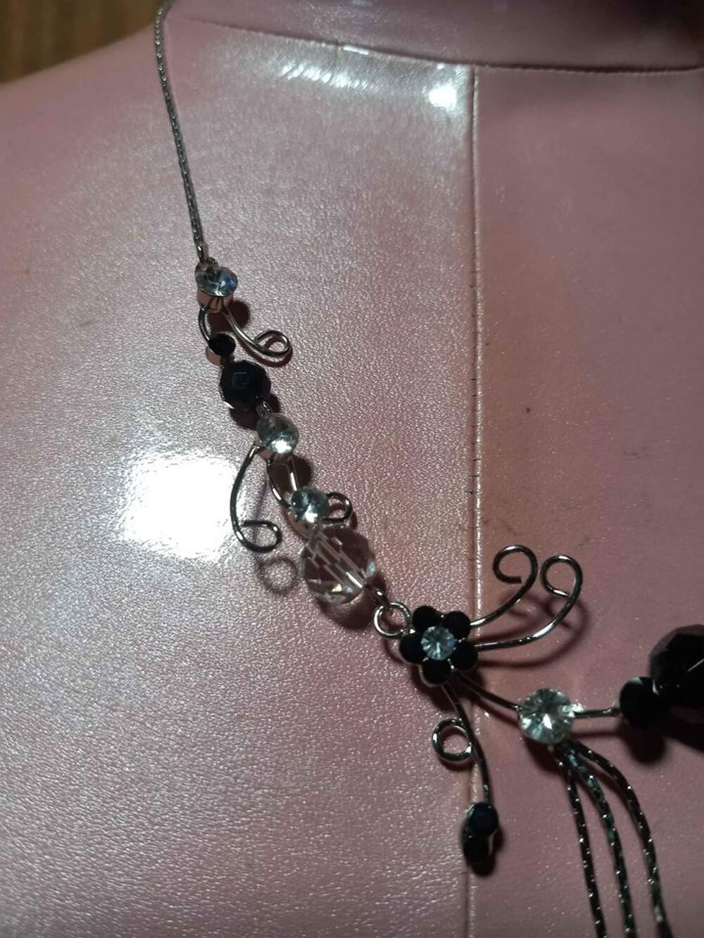 Collier fantaisie avec fleur et boules Bijoux et montres