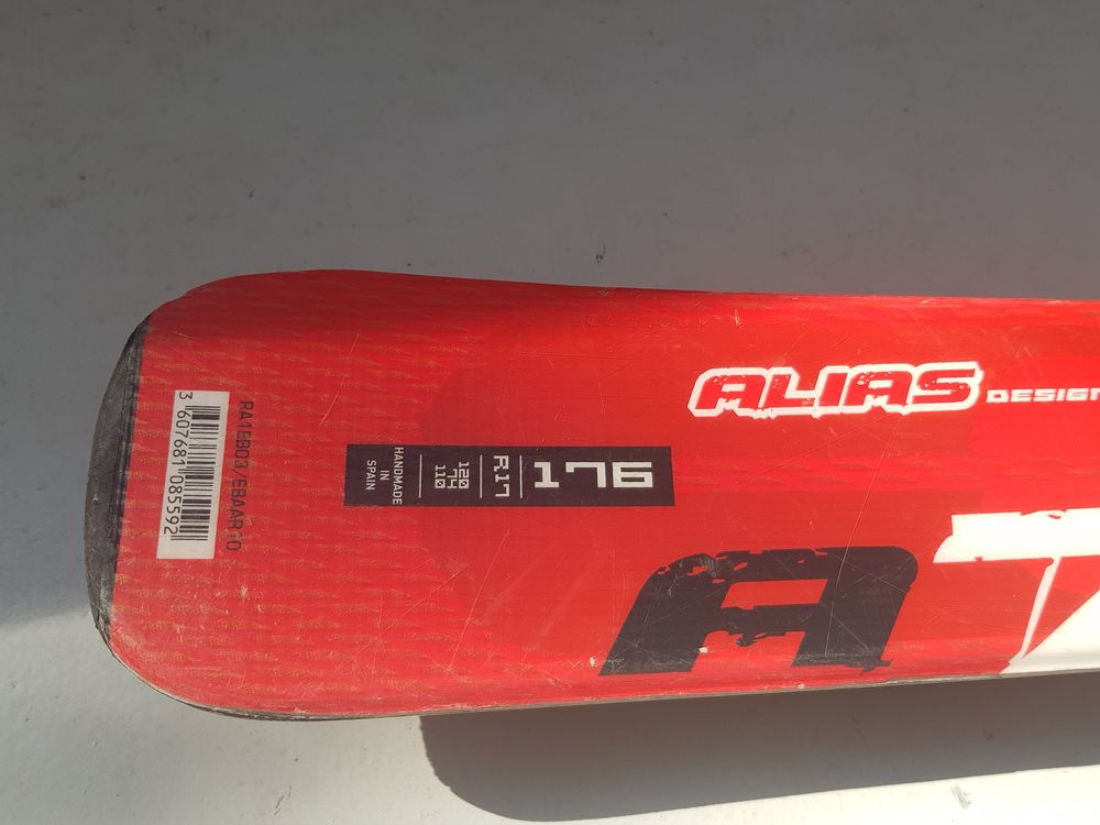 2 paires de ski Head et Rossignol Sports