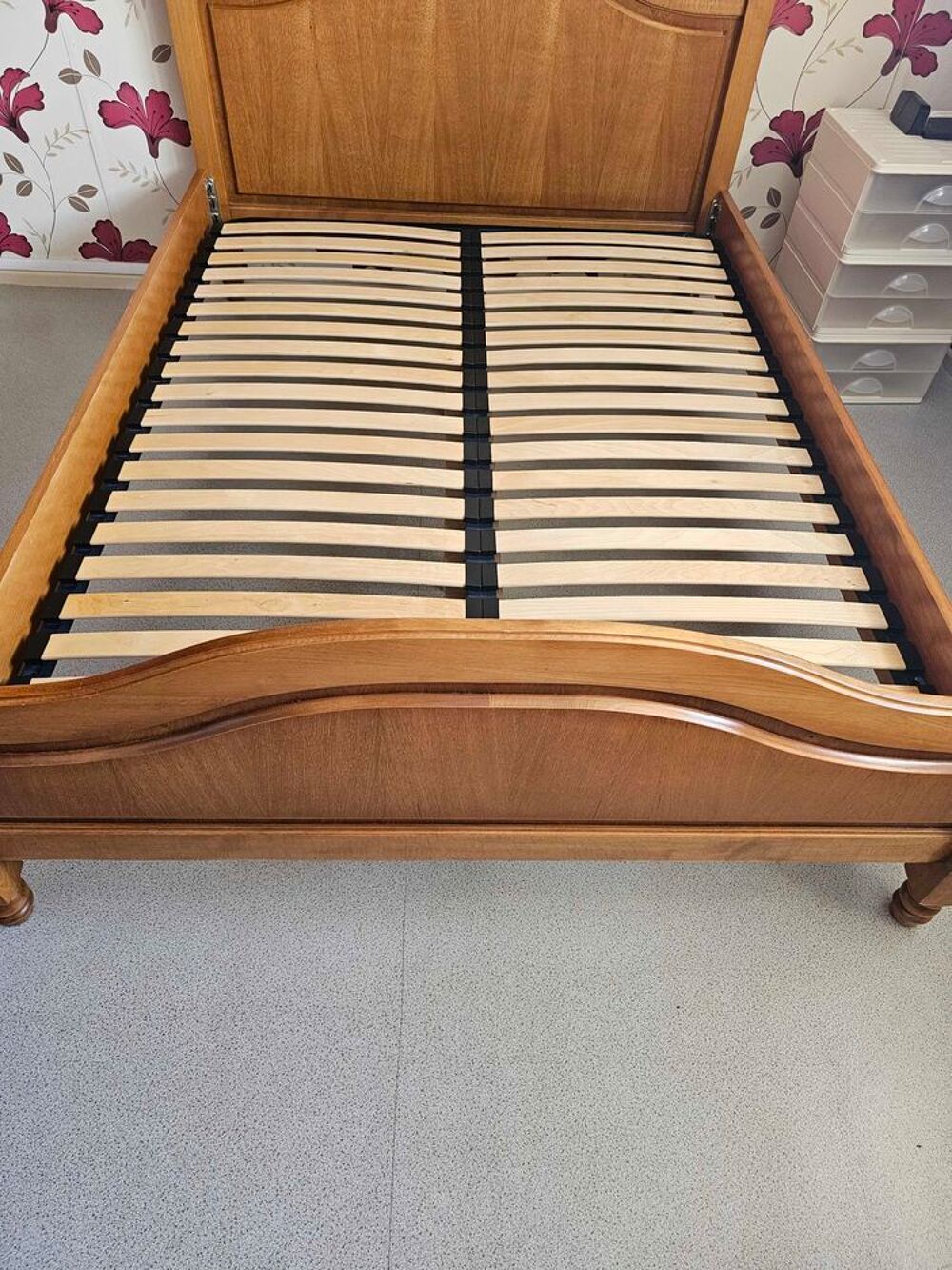 lit en ch&ecirc;ne avec sommier. largeur 1,40 m. longueur 1,90 m Meubles