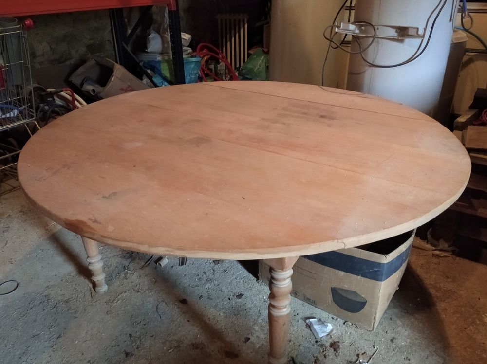 GRANDE TABLE RONDE Meubles