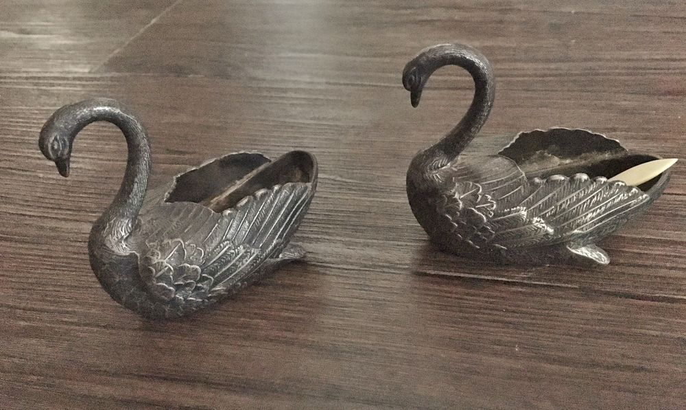 2 Cygnes anciens pour poivre sel. M&eacute;tal argent&eacute;. Décoration