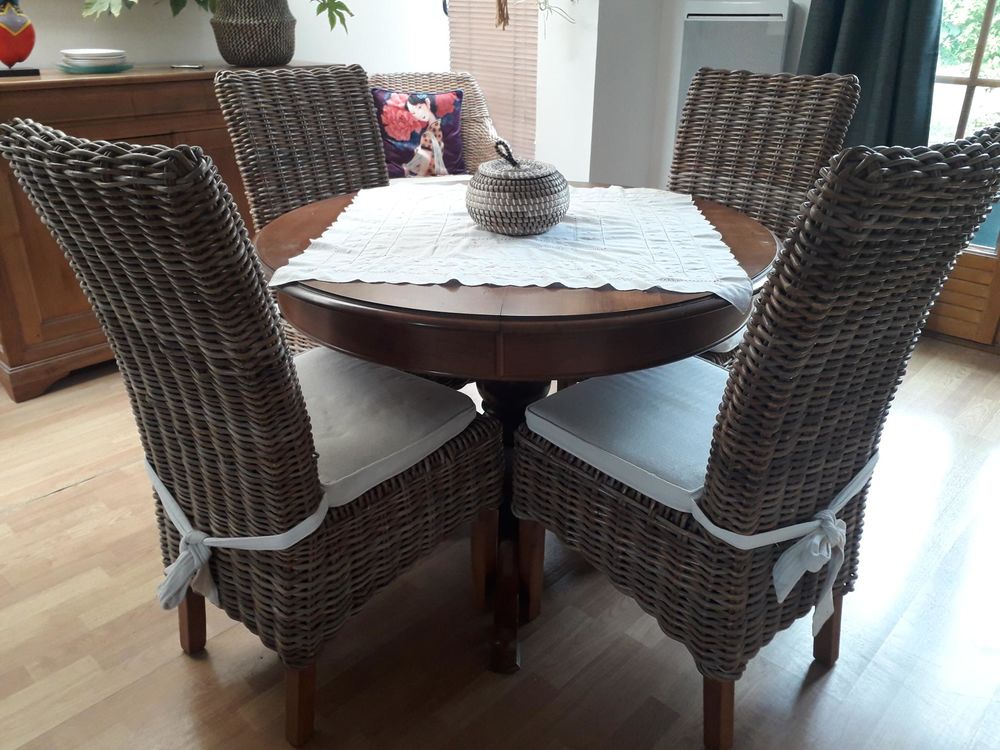 A saisir table + chaises Meubles