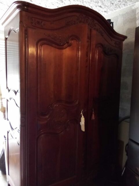 Armoire merisier chapeau de gendarme 2 m de haut. 1 m50 de long. profondeur 55. 200 Bordeaux (33)