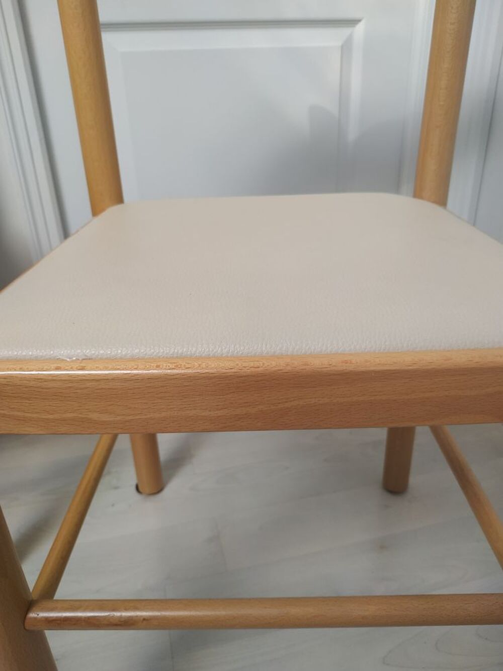 2 chaises en bois, Bon &eacute;tat Meubles