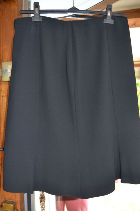 JUPE NOIRE impeccable 12 Saint-Saturnin-l�s-Apt (84)