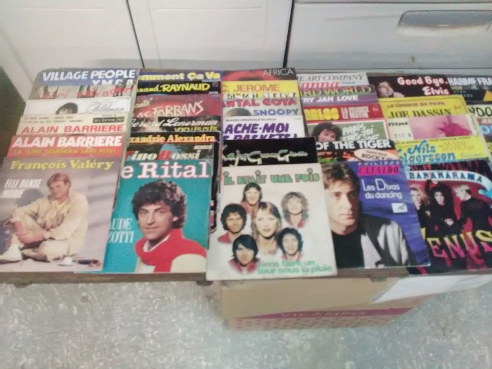 Lot de 166 disques vinyles 45 tours, &eacute;tats divers Audio et hifi