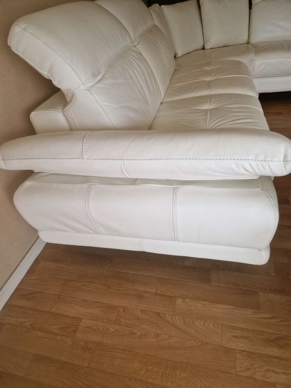 Canap&eacute; en cuir blanc . Meubles