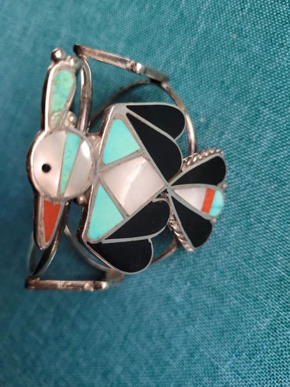 Bracelet traditionnel de la culture Zuni. Bijoux et montres