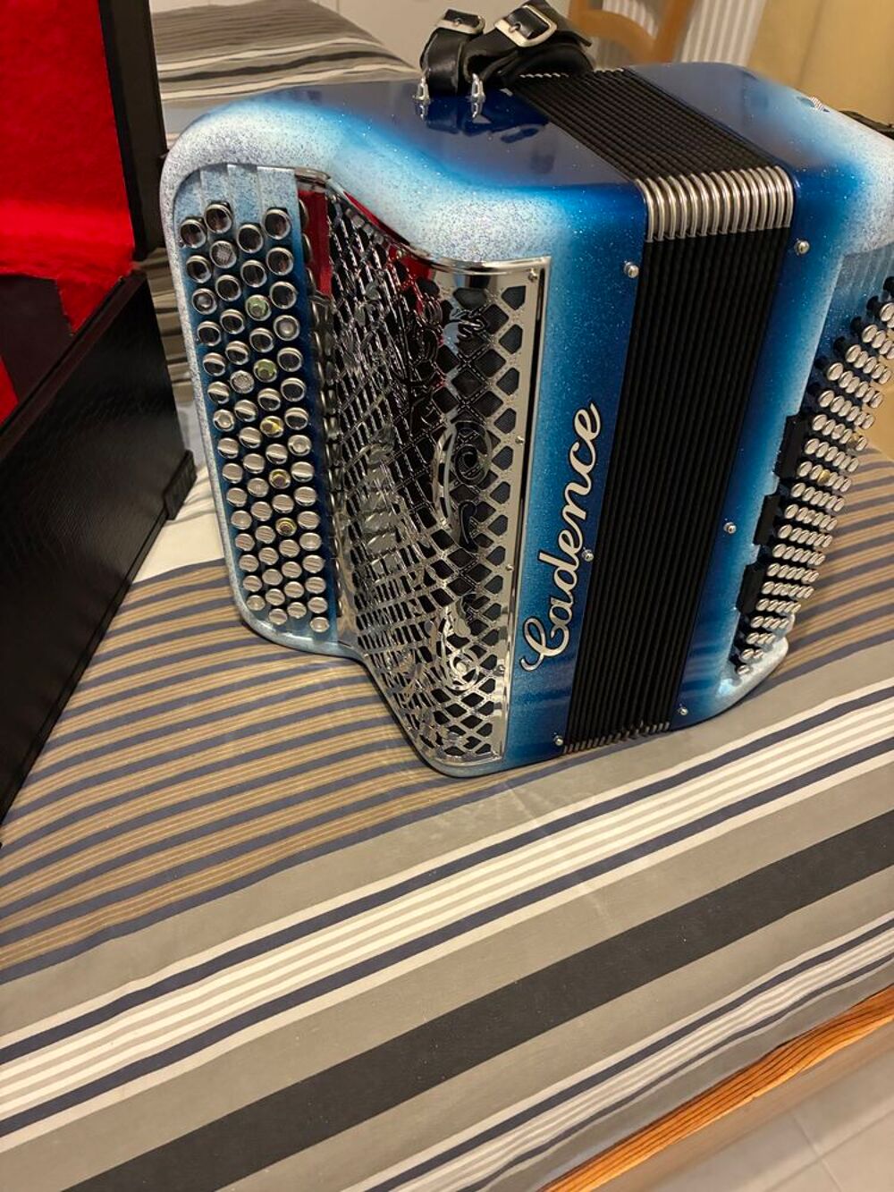 Accord&eacute;on chromatique "Cadence", mod&egrave;le 02. Instruments de musique