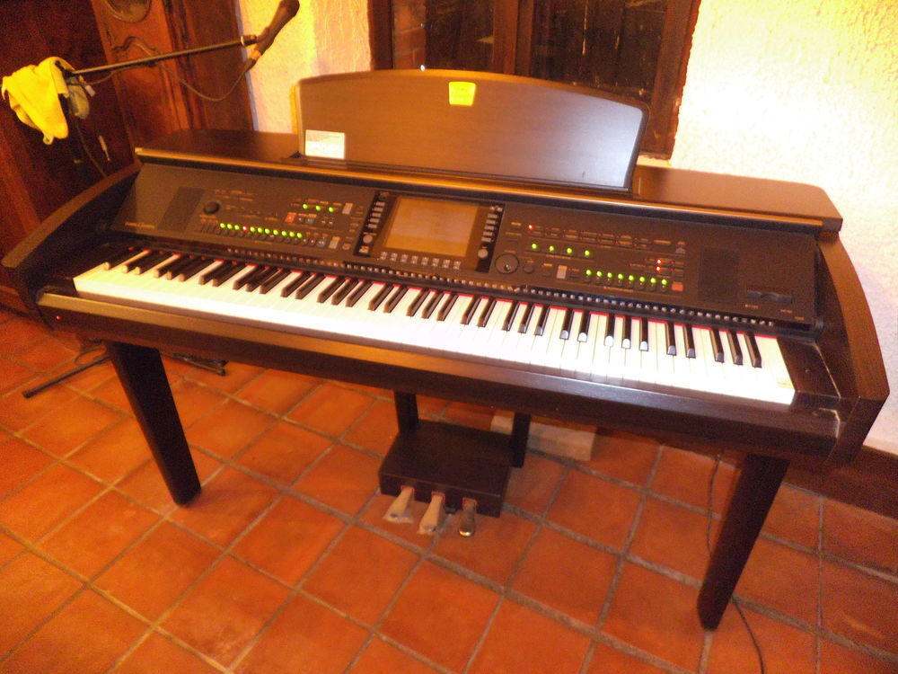 Piano arrangeur Yamaha Clavinova CVP307 . Instruments de musique
