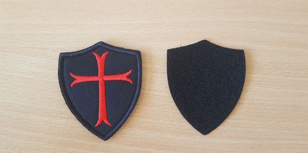 ecusson brod&eacute; 
bouclier croix des templiers 
7,5x6,5 cm
