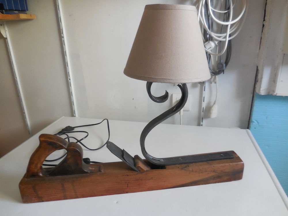 lampe mont&eacute;e sur rabot Décoration