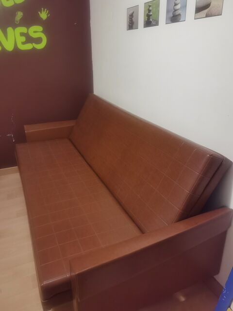 Canap convertible trois places en cuir marron 60 Herbignac (44)
