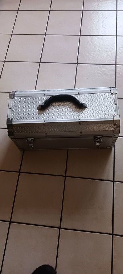 BOITE A OUTILS EN ALUMINIUM AVEC SUPPORT DE RANGEMENT. . 20 Fr�vent (62)