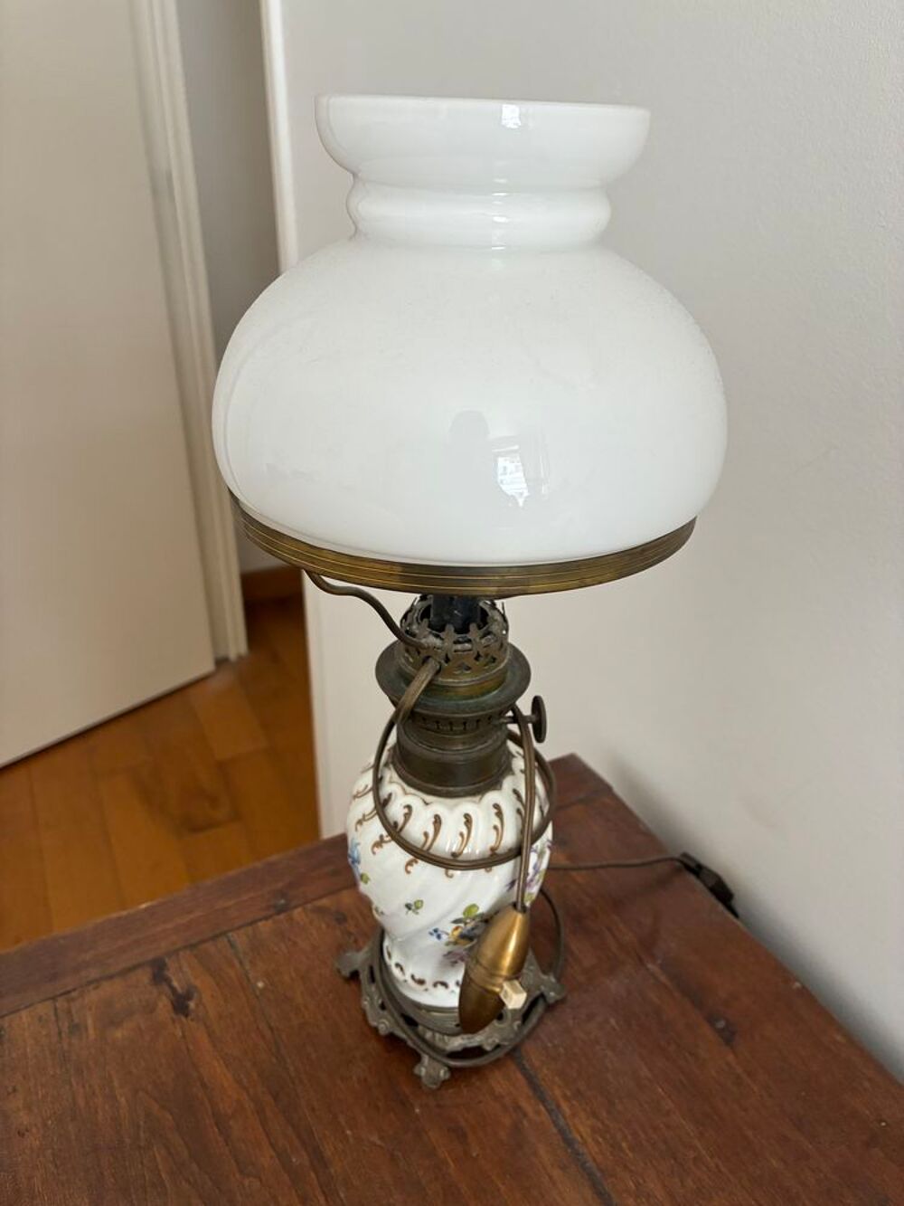 Lampe de d&eacute;coration en c&eacute;ramique, pied en bronze
Décoration