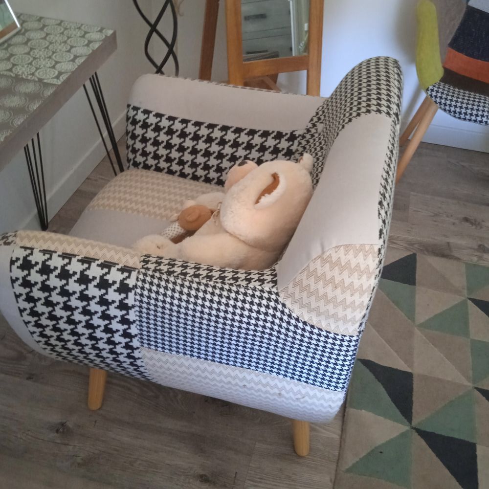 Fauteuil ikea structure bois tons beige marron accoudoirs Meubles