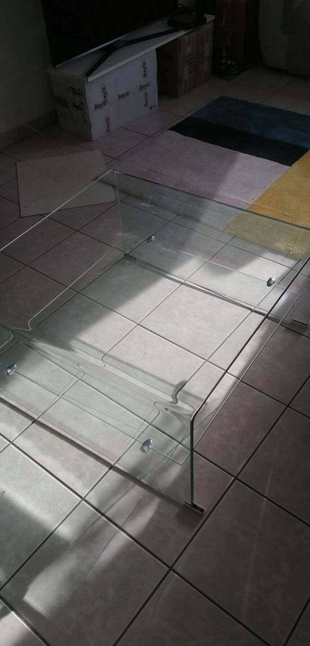 Superbe table basse de design italien en verre tremp&eacute;. Meubles